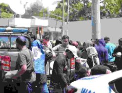 Polisi Tunjukkan Sisi Humanis, Bagikan Nasi Kotak Saat Kawal Demo Sarbumusi Situbondo