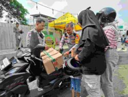 Bantu Pemudik Kehabisan Bensin, Polisi di Kota Kediri Tuai Pujian
