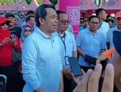 Dalam Rangka Memperingati Hari Buruh internasional Bupati Jember Melepas Peserta Jalan Sehat di Alun-alun Kabupaten Jember