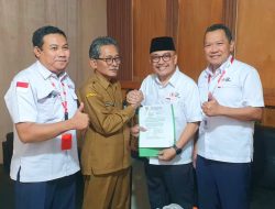 DLH Jember Serahkan Rekom Ijin Lingkungan Ke PMI Cabang Jember.