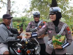 Polwan Polres Bondowoso Berbagi Minuman dalam Antrian BBM di SPBU 