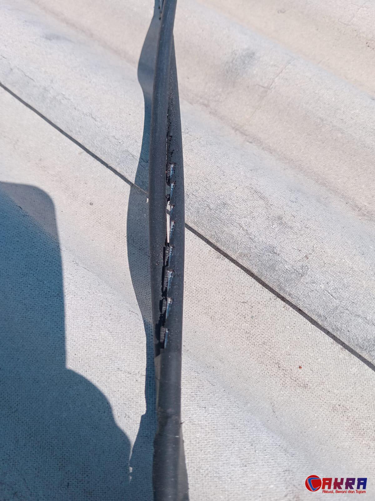 Kondisi kabel yang pecah dan terkelupas di gudang milik warga