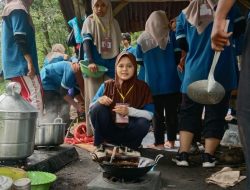 16 Anggota KSR PMI Unit ITS Mandala Jember Digembleng di Hutan Karet Perkebunan Durjo