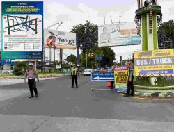 Satlantas Polres Situbondo Perkuat Pengamanan Jalur Pantura Lewat Pemasangan Banner dan Water Barrier Sambut Operasi Lilin Semeru 2025