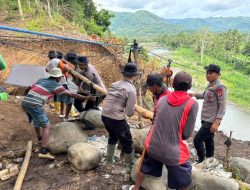 Respon Cepat Instruksi Presiden Prabowo, Satbrimob Polda Sulsel Bangun Jembatan Gantung untuk Anak Sekolah di Soppeng