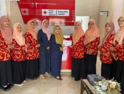 Wujud Solidaritas Pendidikan, DWP SMKN 5 Jember Salurkan Donasi Bencana Sumatera melalui PMI