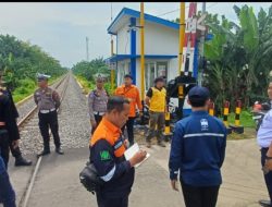 Persiapan Nataru, Antisipasi Laka Kereta Api Satlantas Polres Pasuruan Tutup Perlintasan KA Tanpa Palang Bagi Mobil