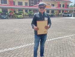 Warga Situbondo Datangi Polres Situbondo , Laporkan Dugaan Korupsi Proyek Hotmix APBD 2025