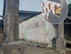 Proyek Gapura Desa Alasmalang Terbengkalai dan Dinilai Tak Transparan