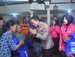 Wujud Kepedulian, Kapolres Situbondo dan Bhayangkari Salurkan Bantuan Sembako untuk Korban Banjir