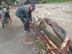 Antisipasi Akses Terputus, Warga Seliwung dan LSM Perjuangan Rakyat Kompak Bersihkan Sampah di Jembatan Limpas