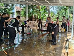 Polres Situbondo Bersihkan Fasum Terdampak Banjir Bandang di Desa Kalianget