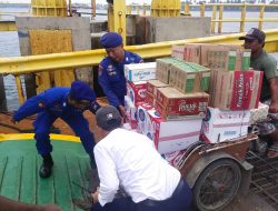 Aksi Humanis Satpolairud Polres Situbondo: Bantu Pikul Barang Santri yang Mudik di Pelabuhan Jangkar