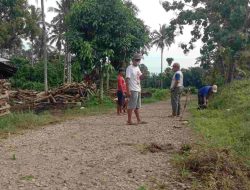 Semangat Kebersamaan Jelang Ramadhan: Warga Dua Desa di Pesawaran Perbaiki Jalan dan Terangi Pemukiman