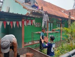 Dedikasi Tanpa Batas: Satgas TMMD Ke-127 Pasuruan Kebut Pasang Atap Sekolah di Tengah Ibadah Puasa