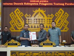 RAPAT PARIPURNA DPRD, BUPATI PRINGSEWU SAMPAIKAN LKPJ 2025 DAN RAPERDA PERUBAHAN STRUKTUR PERANGKAT DAERAH 2026