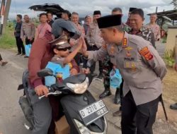 Kapolresta Bandung Pimpin Langsung Pembagian Takjil Di Depan Mapolsek Cangkuang