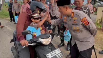 Kapolresta Bandung Pimpin Langsung Pembagian Takjil Di Depan Mapolsek Cangkuang