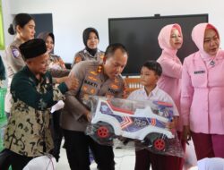 Sentuhan Humanis Polri: Kapolres Bengkulu Utara dan Bhayangkari Berbagi Keceriaan di SLB Negeri 01