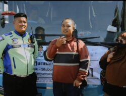 Aksi Heroik Satlantas Polres Gresik, Antarkan Pasutri Asal Situbondo yang Ketinggalan Bus Mudik