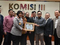 Komisi III DPR RI Beri Penghargaan ke Kapolres Metro Bekasi atas keberhasilan mengawal konflik antara Warga dengan Pengembang secara damai