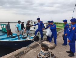 Wujud Kepedulian, Satpolairud Polres Situbondo Sapa Nelayan Kalbut dengan 100 Paket Takjil
