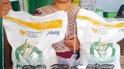 Tepat Sasaran, Pemdes Jago Bayo Salurkan Bantuan Beras dan Minyak Goreng untuk Warga Miskin