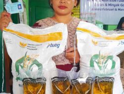 Tepat Sasaran, Pemdes Jago Bayo Salurkan Bantuan Beras dan Minyak Goreng untuk Warga Miskin