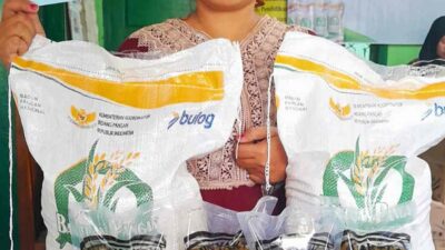 Tepat Sasaran, Pemdes Jago Bayo Salurkan Bantuan Beras dan Minyak Goreng untuk Warga Miskin