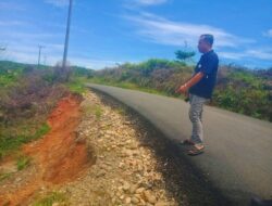 AKTIVITAS PENGGALIAN SIRING GAJAH MERUSAK JALAN KABUPATEN, WARGA MINTA PERBAIKAN