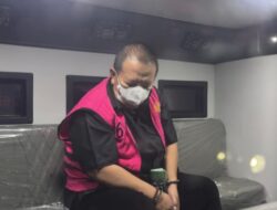 Tersangka Korupsi, Mantan Gubernur Lampung Arinal Djunaidi Terlihat Lesu dalam Mobil Tahanan