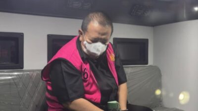 Tersangka Korupsi, Mantan Gubernur Lampung Arinal Djunaidi Terlihat Lesu dalam Mobil Tahanan