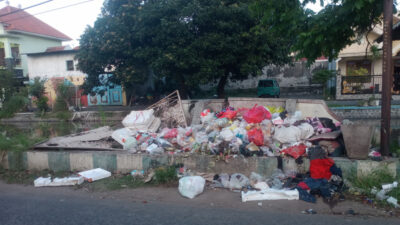 Aroma Tak Sedap “Hiasi” Jalan Melati Situbondo, Warga Keluhkan DLH yang Seakan Tutup Mata