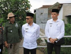 Bupati Bandung Bertakziyah ke Rumah Duka 2 Korban Terseret Arus Sungai di Banjaran