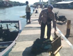 Gunakan Jaring Trawl yang Merusak Ekosistem, Nelayan Lekok Diamankan Satpolairud Polres Pasuruan Kota