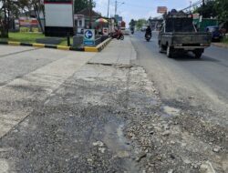 PDAM Pesawaran Dinilai Lamban, Kebocoran Pipa di Depan SPBU Taman Sari Rugikan Warga dan Membahayakan Pengendara