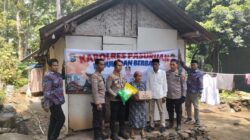 Gunakan Motor, Kapolres Pasuruan Terjang Medan Desa Ngantungan demi Salurkan Bansos