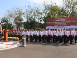 Kapolres Pasuruan Kota Ganjar Penghargaan 60 Anggota Berprestasi