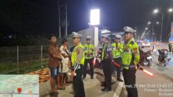Respons Laporan Warga, Polisi Edukasi Bahaya Berjualan dan Balap Liar di Pintu Keluar Tol Situbondo Barat