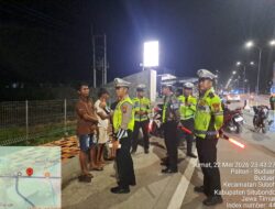 Respons Laporan Warga, Polisi Edukasi Bahaya Berjualan dan Balap Liar di Pintu Keluar Tol Situbondo Barat