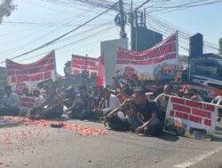 GM-FKPPI dan Warga Segel “Jalur Maut” Mati Nurani Pemkot Pasuruan, hanya 3D!