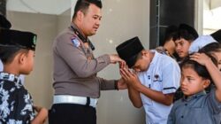 Sambut HUT Bhayangkara ke-80, Satlantas Polres Jember Bagikan Sembako dan Edukasi Lalin ke Anak Yatim