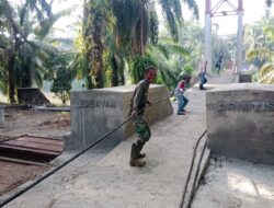 KODIM 0423/BENGKULU UTARA PACU PEMBANGUNAN JEMBATAN PERINTIS GARUDA BERSAMA WARGA KUALA LANGI