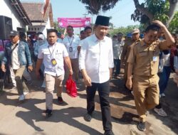 BUPATI JEMBER GUS FAWAIT TINJAU PERBAIKAN JALAN DAN IRIGASI DI DESA WONOJATI