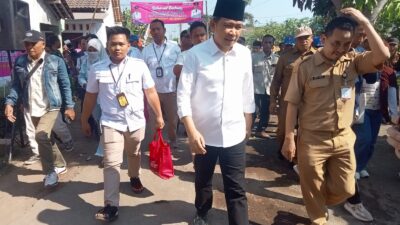BUPATI JEMBER GUS FAWAIT TINJAU PERBAIKAN JALAN DAN IRIGASI DI DESA WONOJATI