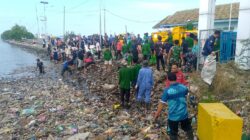 FORKOPIMCAM SANGKAPURA GELAR JUMAT BERSIH DI PELABUHAN BAWEAN, GANDENG LINTAS INSTANSI