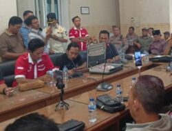 Sebut Warga Jual Sapi demi Berobat, Fraksi PDIP Situbondo Digedor Belasan LSM Ber-SKP