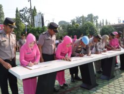 KOMITMEN BERSIH TANPA KOMPROMI, PJU DAN KAPOLSEK JAJARAN POLRES BENGKULU UTARA TANDATANGANI PAKTA INTEGRITAS