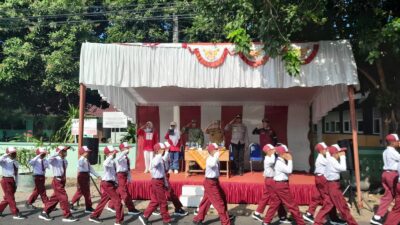 ANTUSIAS FORKOPIMKA KREJENGAN KAWAL GERAK JALAN HUT RI KE-81, WARGA APRESIASI KEHADIRAN LANGSUNG PEJABAT DI LAPANGAN