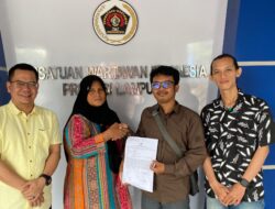 LAKH PWI LAMPUNG DAMPINGI 2 JURNALIS AKURAT LAMPUNG YANG DIDUGA DIANIAYA SAAT LIPUTAN PROYEK GAPURA UIN RIL